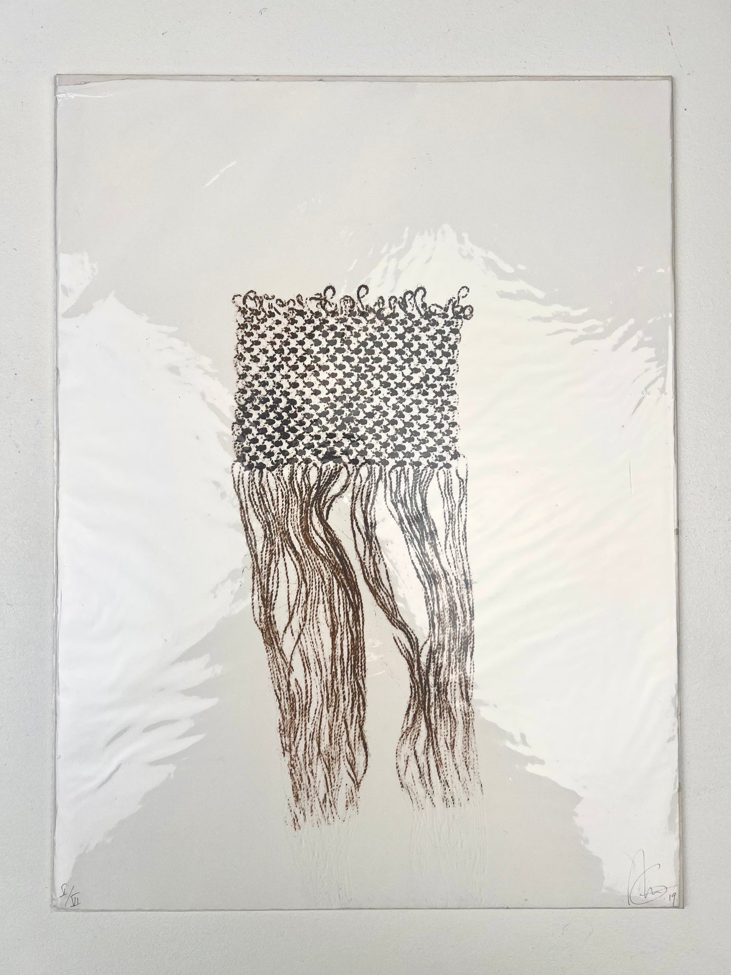 Estampe textile en coton noué encadrée sur papier Fabriano ivoire.