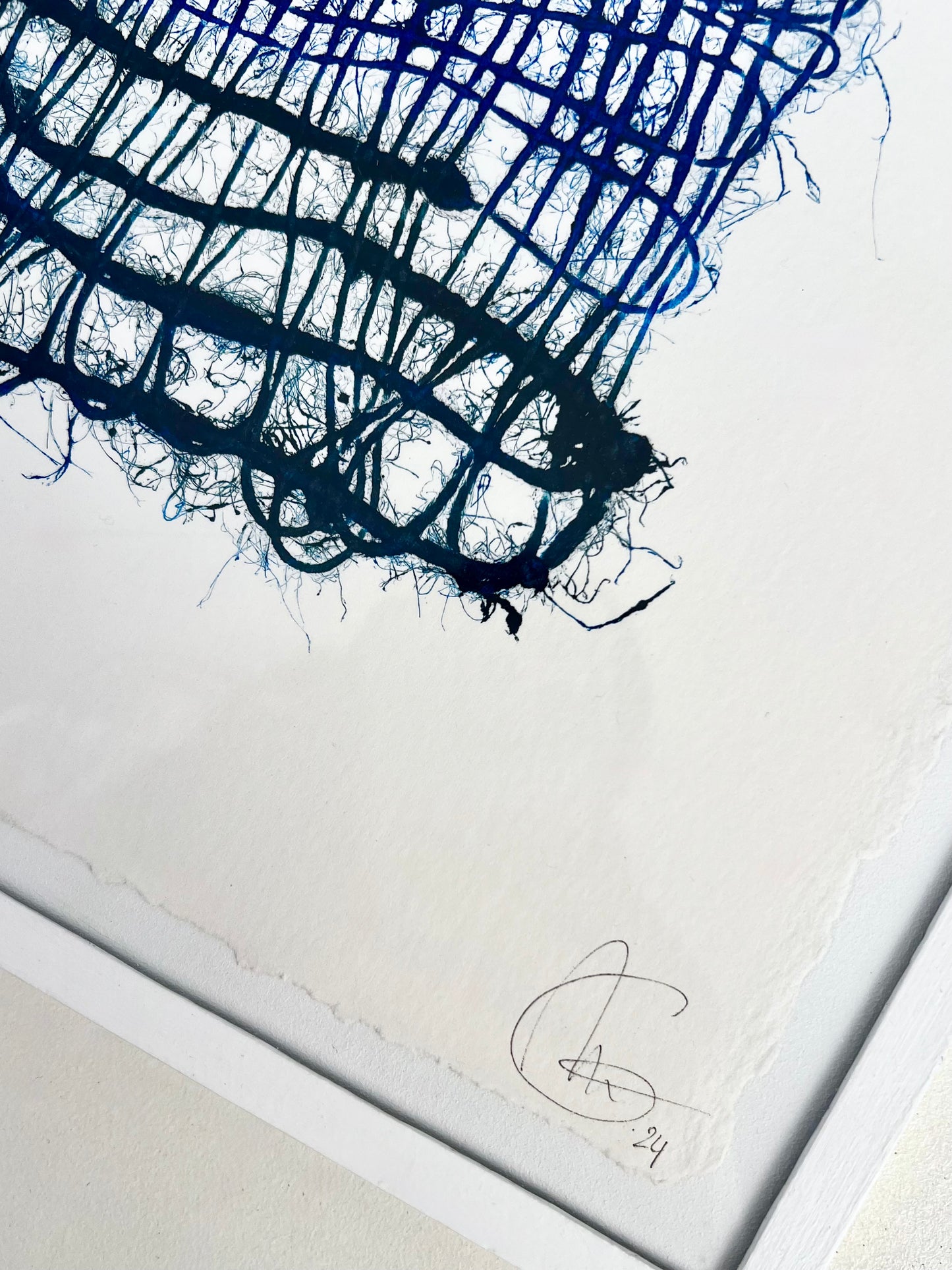 Estampe de tissage bleue en jute et chanvre encadrée.