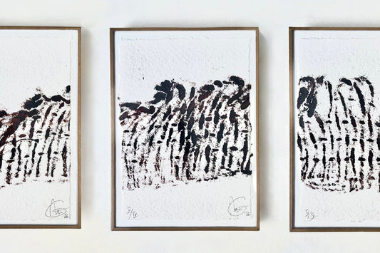 Série de trois estampes en fibres de chanvre formant un paysage abstrait, où la matière imprimée crée des variations de relief et de texture sur papier.