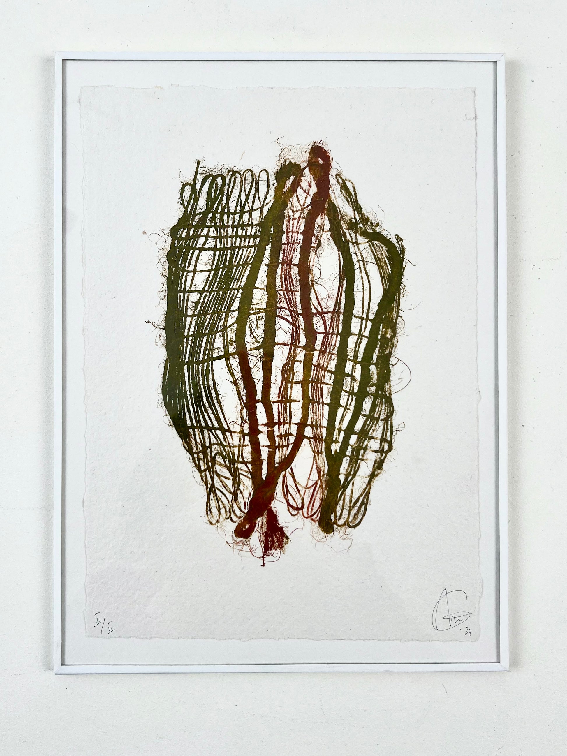 Estampe de tissage verte et bordeaux encadrée sur papier artisanal