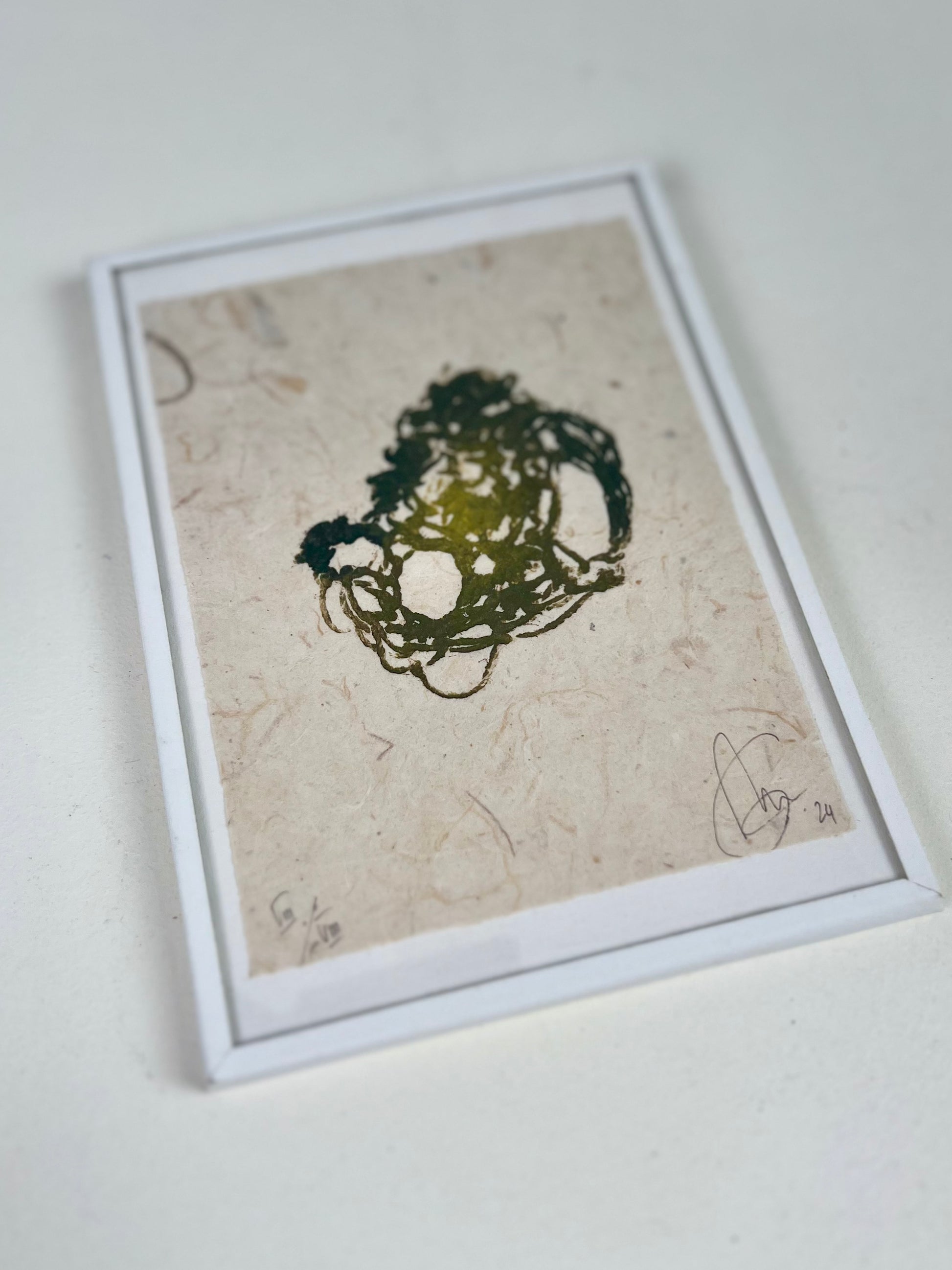 Estampe de crochet verte encadrée sur papier texturé artisanal