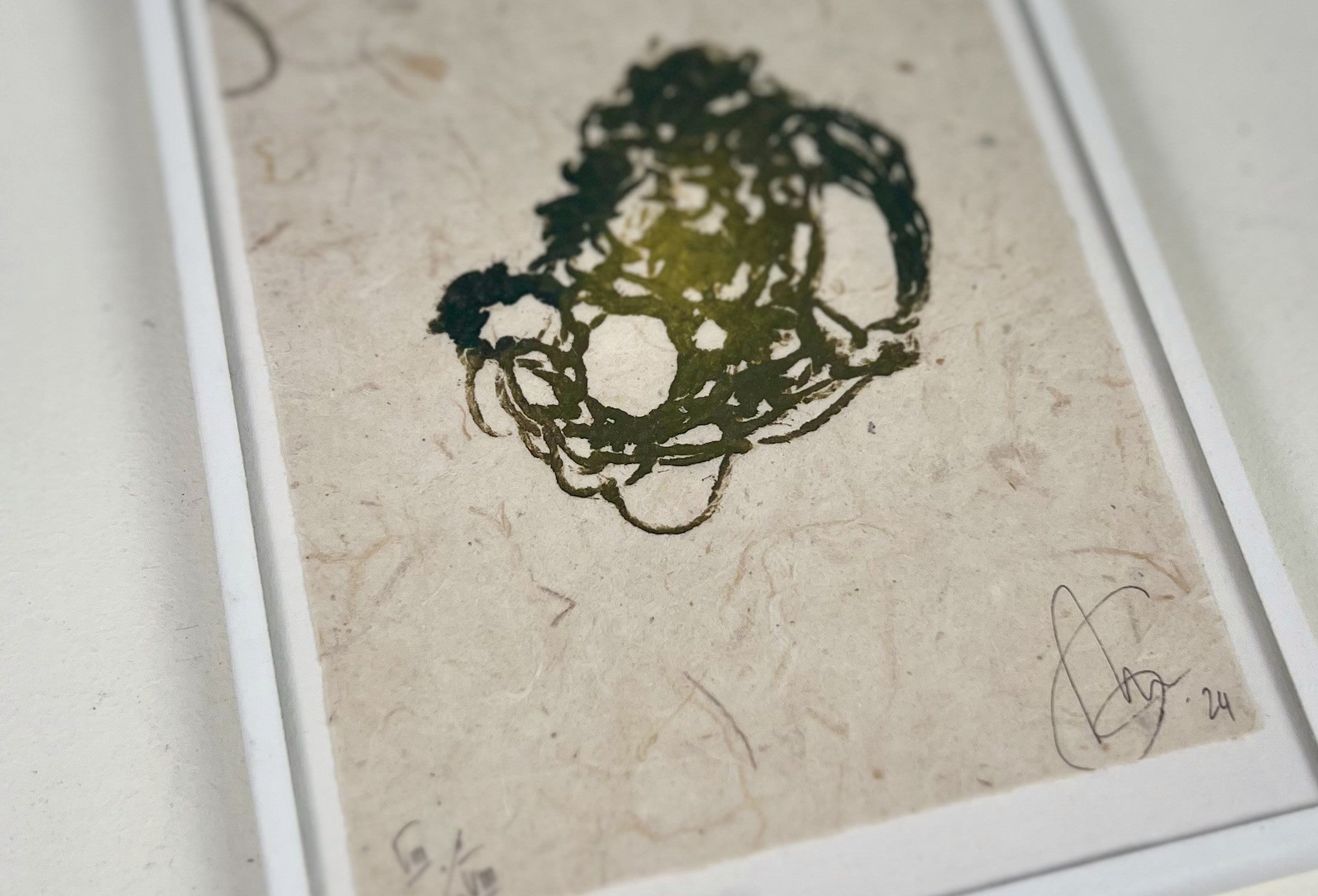 Estampe de crochet verte encadrée sur papier texturé artisanal