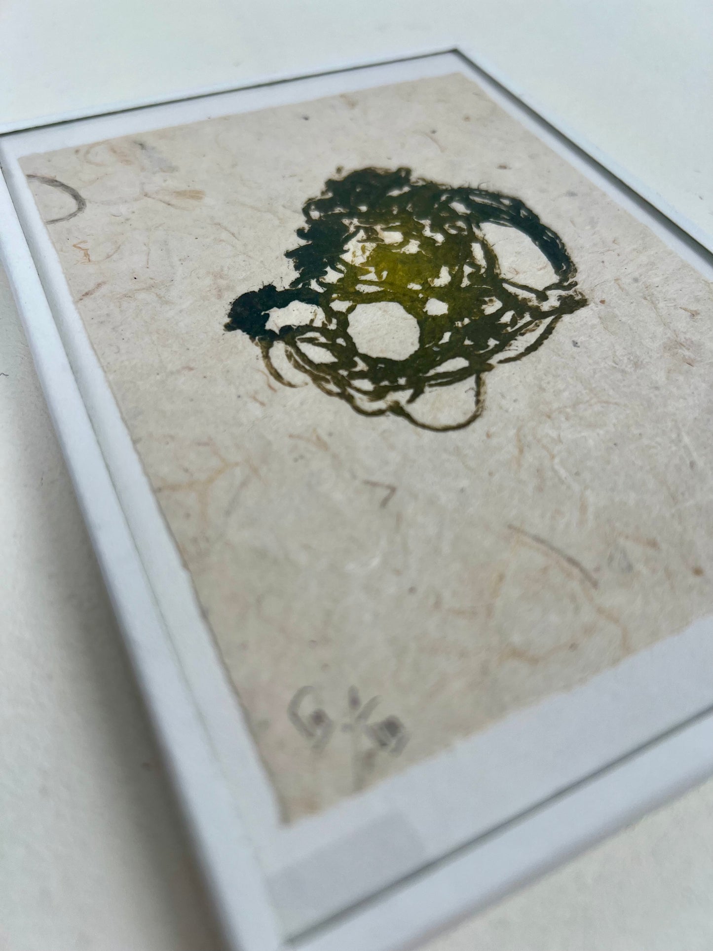 Estampe de crochet verte encadrée sur papier texturé artisanal