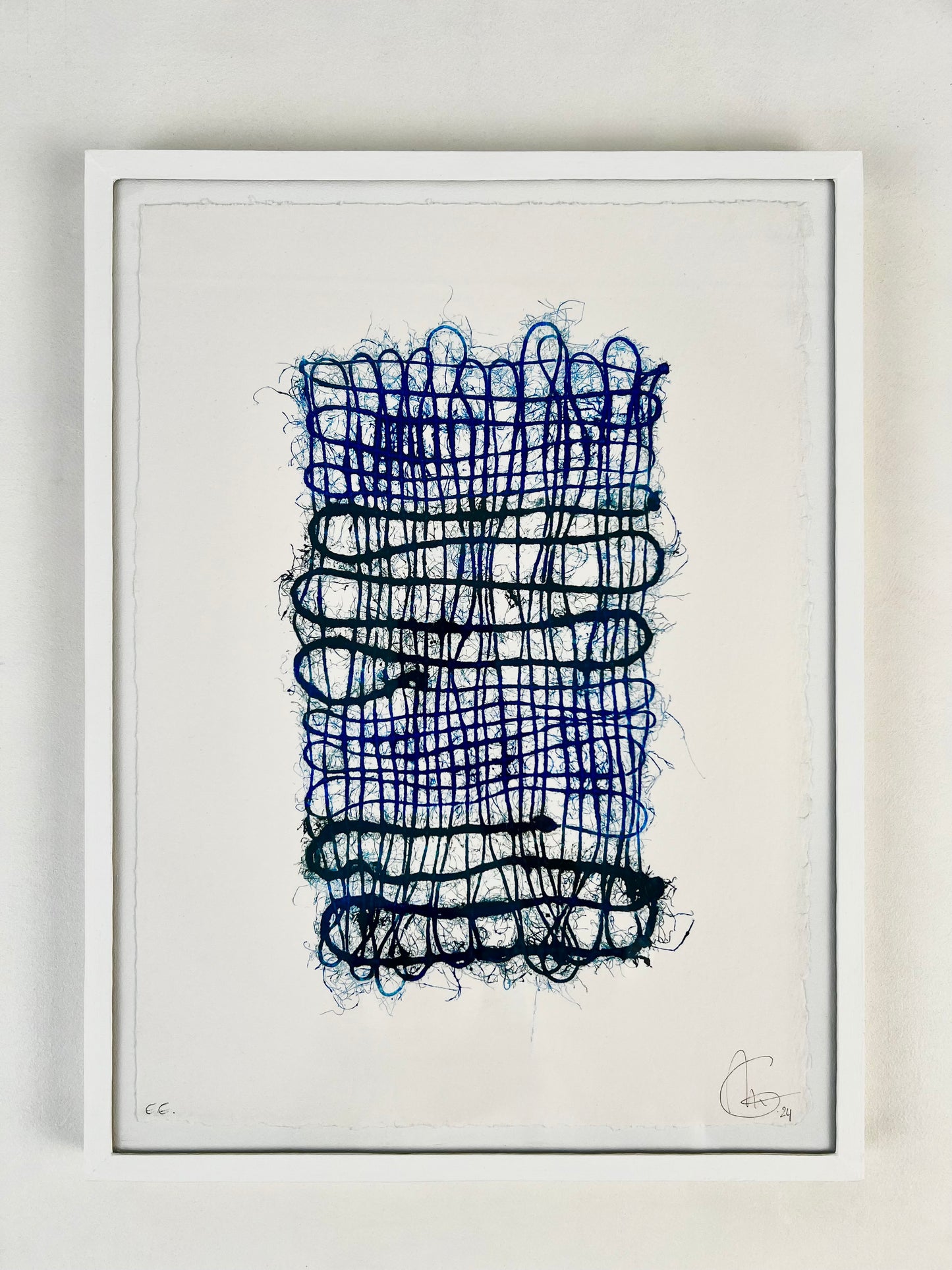 Estampe de tissage bleue en jute et chanvre encadrée.