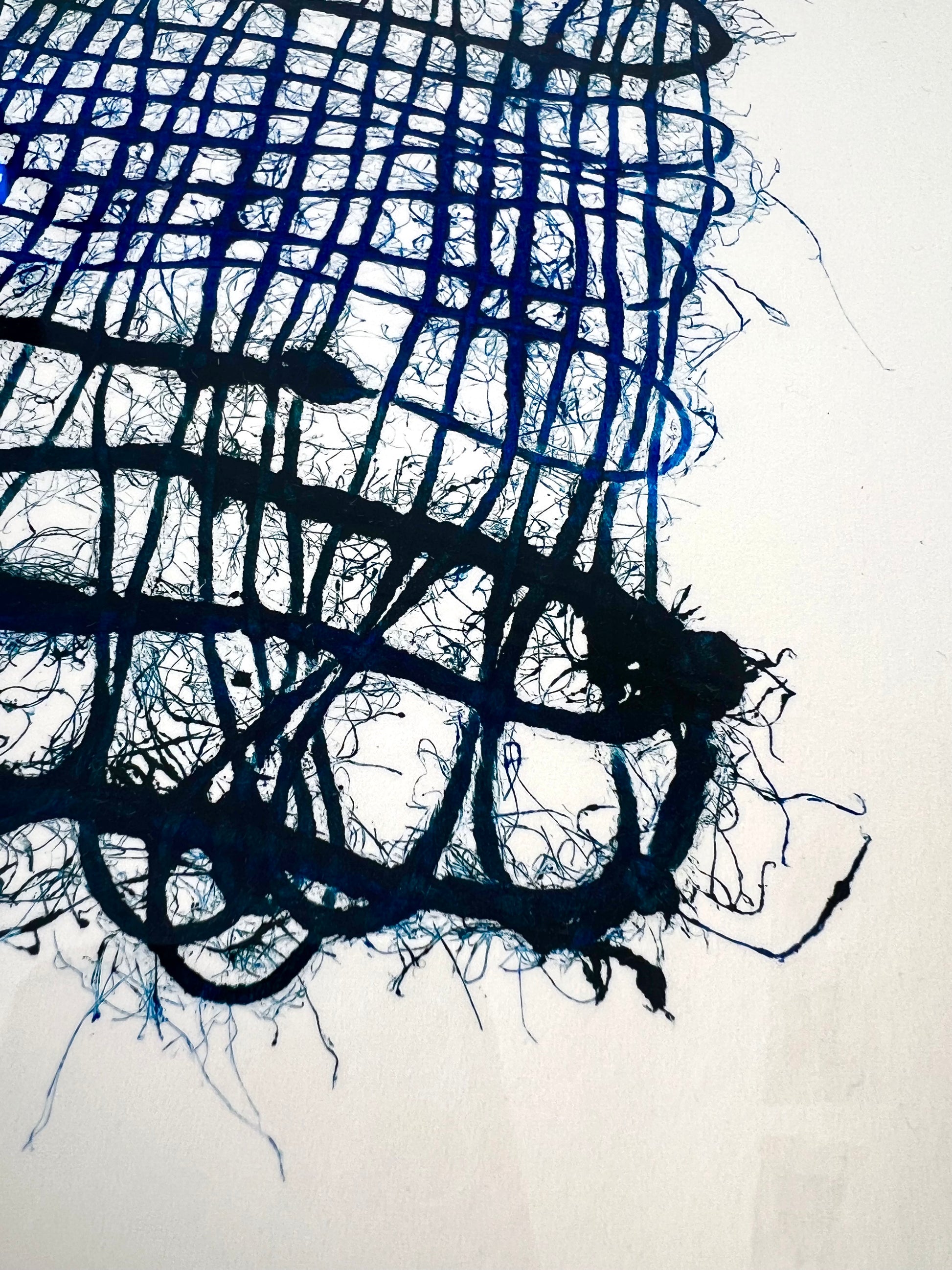 Estampe de tissage bleue en jute et chanvre encadrée.