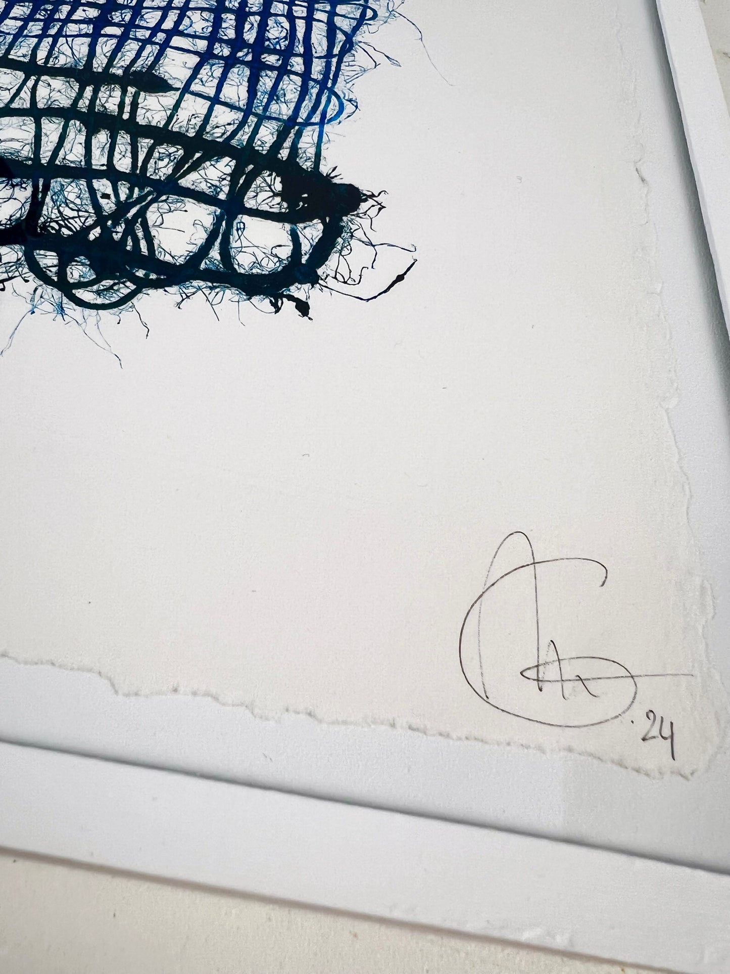 Estampe de tissage bleue en jute et chanvre encadrée.