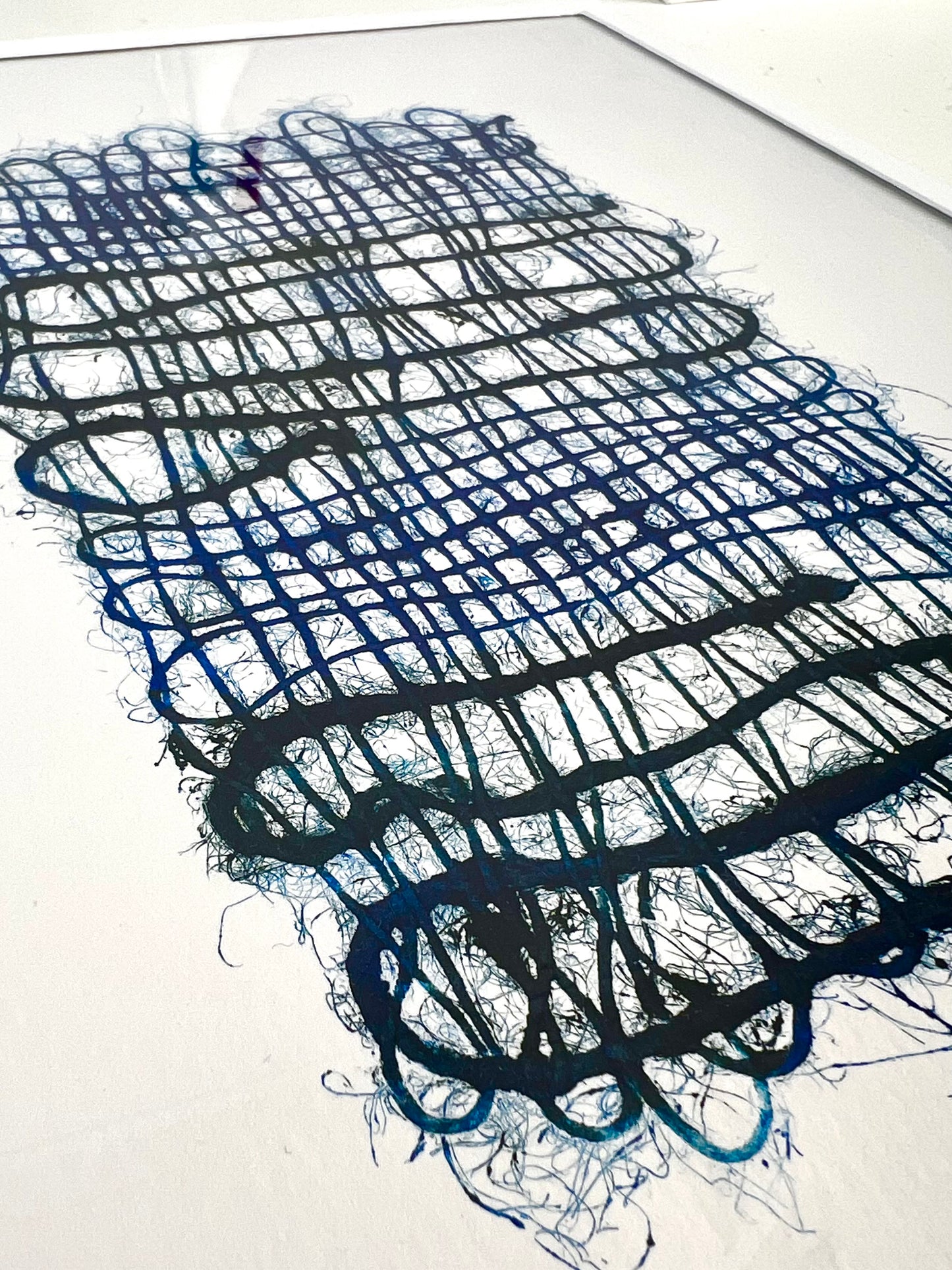 Estampe de tissage bleue en jute et chanvre encadrée.