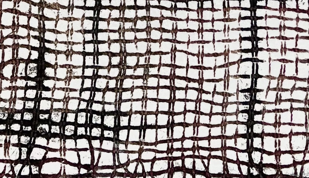 Détail de l'estampe mettant en évidence les croisements des fibres de jute et le rythme du tissage imprimé.